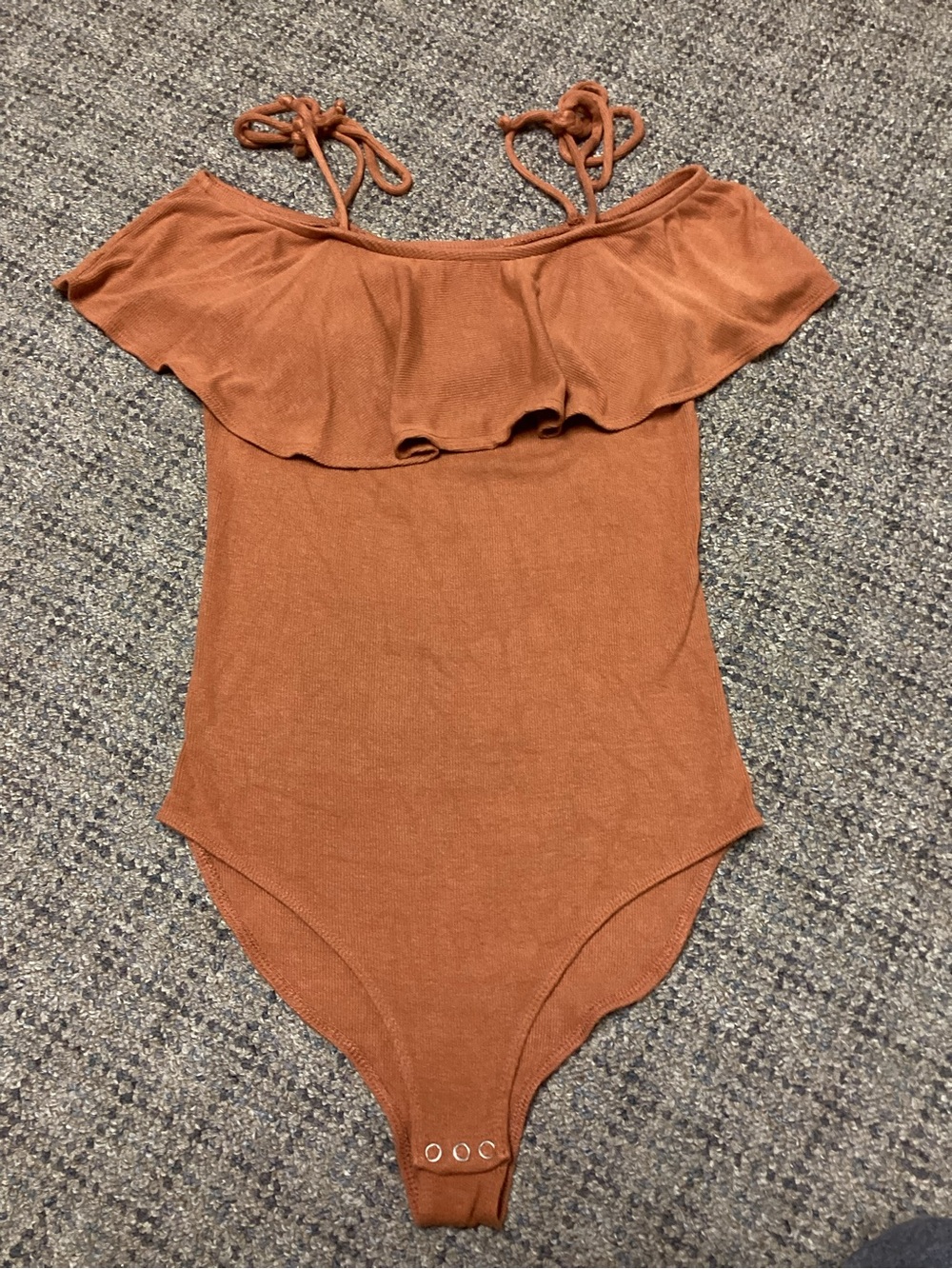 Mudd Rust Burnt Orange Ribbed Ruffle Off the Shoulder Bodysuit with Tie Straps M